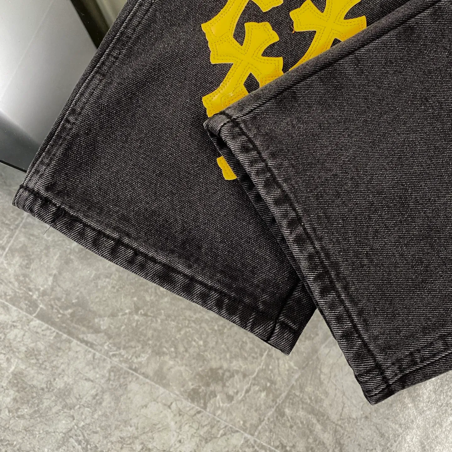P270 CH Chromehearts yellow leather black denim overalls logging pants, price 34W level, patchwork cross pattern embellishment, washed jeans! ! An absolutely high-end luxury product, a 1.9W-level god-level single product, a super popular product, made by top heavy industry, a magic weapon that cannot be missed! [About Zangyin] This is an extremely luxurious fashion brand that can also be called the aristocracy of the high street. It has always been an exclusive brand for some hipsters or rich second generations. Compared with ordinary high streets, it is more luxurious and noble. Compared with luxury brands, it is more fashionable and individual. It has always been a brand that I have a special liking for. [Top heavy industry fashion design] Consistently high-street luxury style. Speaking of this style, the Zangyin family and GU family are definitely the leading representative brands. Especially the Zangyin family has really achieved a state-of-the-art effect in creating high-street style. The unique washed material is used to create this style. The color system is already quite eye-catching. After it is decorated with patchwork cross flowers, it cleverly highlights the charm of the brand. Secondly, this style uses classic The high-waist cutting design highlights the long legs and fashionable temperament of the upper body. The brand is highly recognizable and the slim fit configuration is more suitable for daily wear. It is a product that interprets personality, fashion, and specifications at a glance. This single product is enough to make any fan excited. It can be a white T-shirt for a youthful college style, or a tight suspender for a royal style. It has strong matching ability and can be easily controlled by men.  [Materials and craftsmanship] Needless to say, this point goes without saying. As an excellent craftsman brand, Zangyin’s requirements for details and craftsmanship are really perfect. The washed color of this model has gone through so many processes, not to mention the embellishment of denim appliques. It is also purely hand-made and sewn. Just like what they believe in, only hand-made things have soul and have the meaning of wear. A top-notch heavy-duty fashionable denim item, I look forward to your perfect interpretation! !  Color: black Size: 30-36